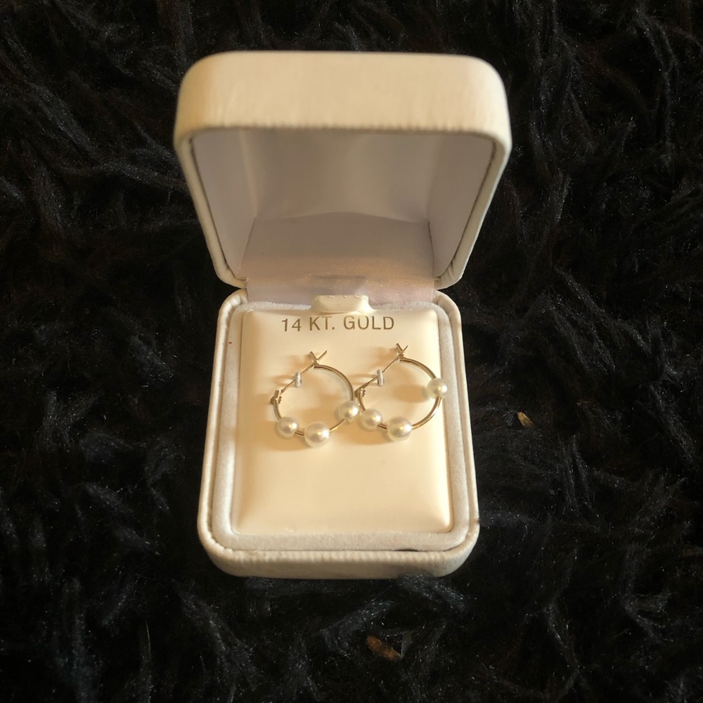 14 KT Gold Earrings with real pearls.